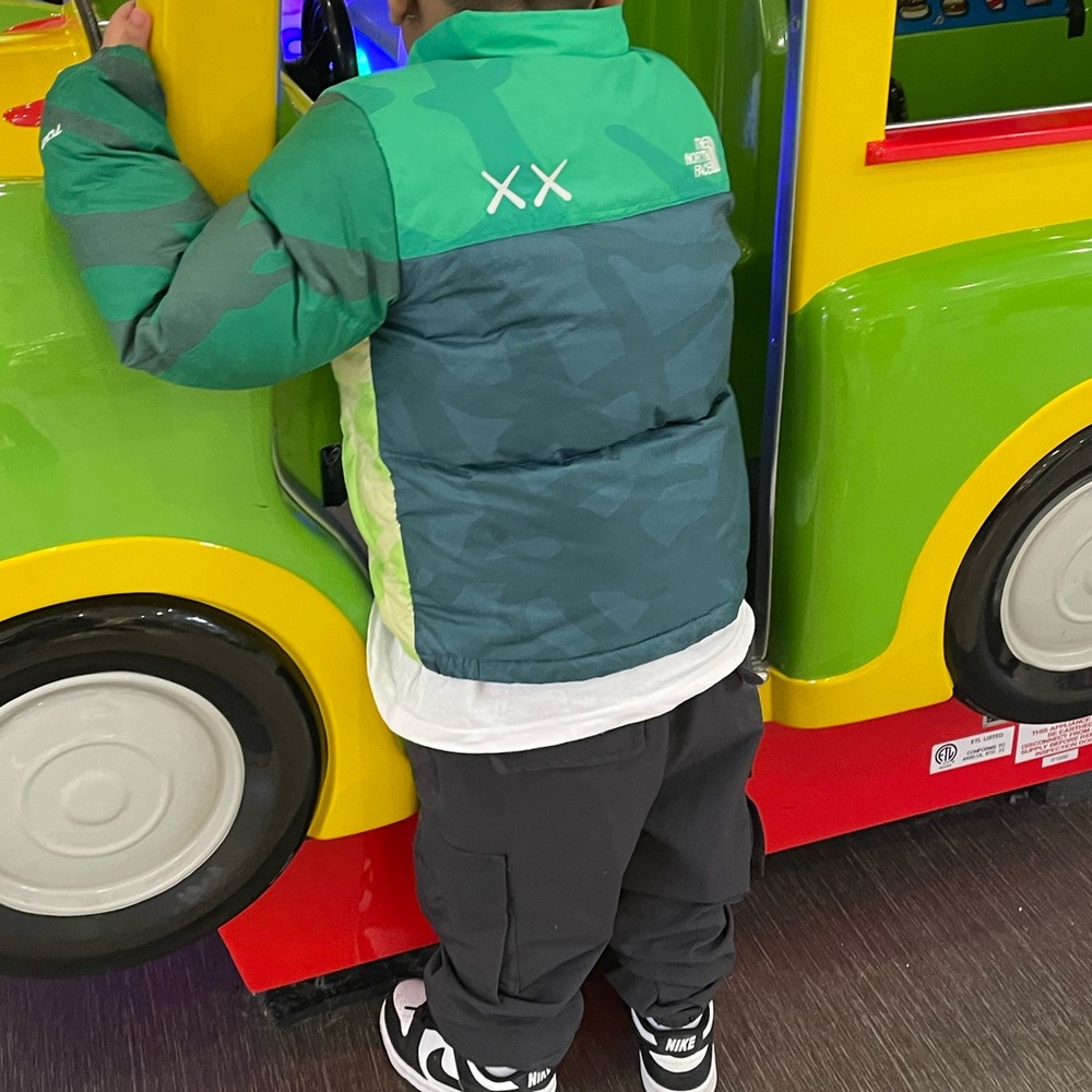 Kids Kaws X Northface .